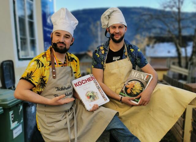Die Gilde Steindorf startet durch: Obmann Benjamin Popernitsch und Obmann-Stv. Lukas Stichauner kochen in der „Gerüchteküche“. | Foto: Gilde Steindorf