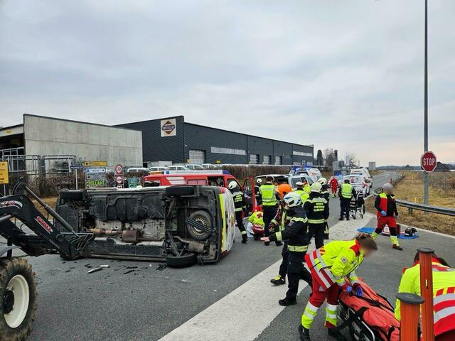 Rettungswagen kam auf der rechten Fahrzeugseite zum Liegen | Foto: Berufsfeuerwehr Klagenfurt
