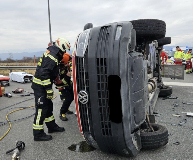 Kollision zwischen Rettungsdienst und Traktor | Foto: Berufsfeuerwehr Klagenfurt