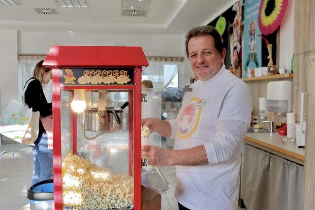 Und weil so viel Action hungrig macht, gab es natürlich auch Snacks, Getränke und frisches Popcorn – perfekt, um zwischendurch neue Energie zu tanken. | Foto: Alejandra Ortiz