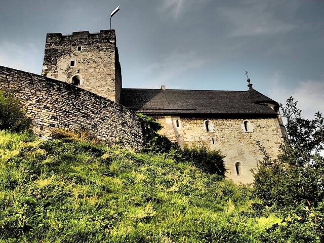 Die Burgruine Gösting thront seit ungefähr dem elften Jahrhundert. Im Jahr 2021 pachtete die Stadt Graz unter Bürgermeister Siegfried Nagl (ÖVP) die Ruine und das umliegende Areal.  | Foto:  Roland Montaperti