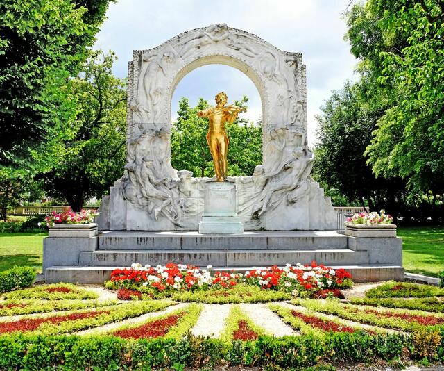 Die Johann-Strauss-Goldstatue im Stadtpark ist ein überaus beliebtes Fotomotiv für Wien-Besucher. (Archiv) | Foto: Alfred Pertl