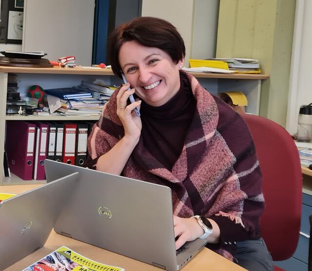 Elke Herler, Direktorin an der HAK/HAS Deutschlandsberg, setzt vor allem in den höheren Jahrgängen auf die Eigenverantwortung der Schülerinnen und Schüler im Umgang mit dem Handy. | Foto: HAK/HAS Deutschlandsberg