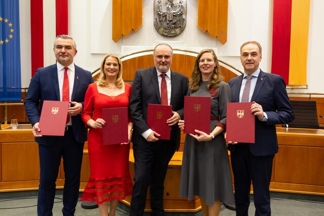 Das neue rot-grüne Regierungsteam: Heinrich Dorner, Daniela Winkler, Hans Peter Doskozil, Anja Haider-Wallner, Leonhard Schneemann | Foto: Bgld. Landesmedienservice / Wiesinger/Siess
