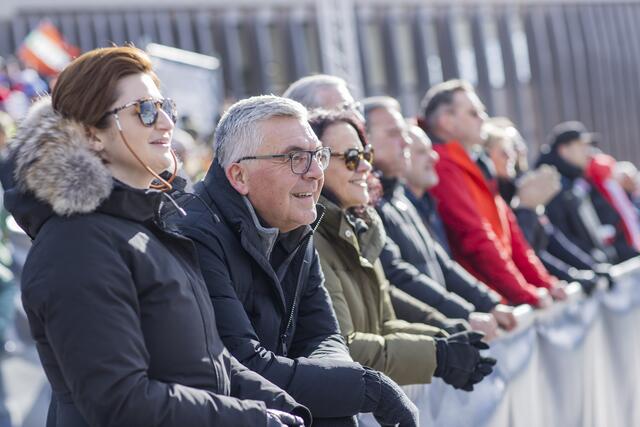 Im Bild v.l.: Landeshauptmann-Stellvertreterin Marlene Svazek, Landesrat Josef Schwaiger, Landesrätin Daniela Gutschi, Landeshauptmann Wilfried Haslauer und Landesrat Christian Pewny beim Super-G der Damen | Foto: Land Salzburg/Neumayr/Leopold