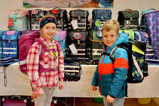 Am Ende konnten viele Kinder stolz mit ihrer neuen Schultasche nach Hause gehen – voller Vorfreude auf den baldigen Schulstart.  | Foto: Alejandra Ortiz