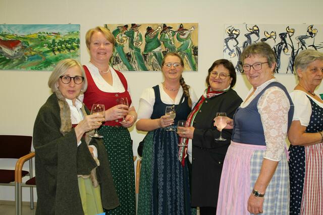Von den Samareiner Goldhaubenfrauen v.l.n.r: Sieglinde Perfahl, Obfrau Birgit Lindinger, Eva Wellek, Anna Männer und Traudi Mayr. | Foto: Eva Wahlmüller