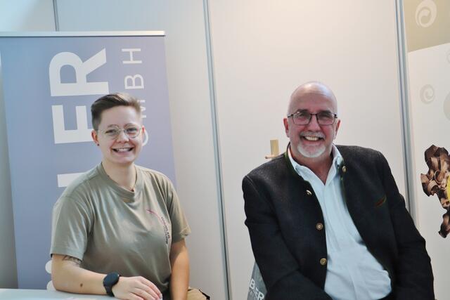 Anna Janderka stellte den Beruf der Tischlerin vor.  Die Lehrlingsausbilderin der Tischler Grübler in Kalsdorf hatte zuvor ein Studium begonnen. "Ich habe bald gemerkt, das ist nichts für mich, ich will etwas Handwerkliches machen". Mit im Bild Andreas Lerch, der bei Grübler für Umwelt und Sicherheit zuständig. ist. | Foto: Edith Ertl