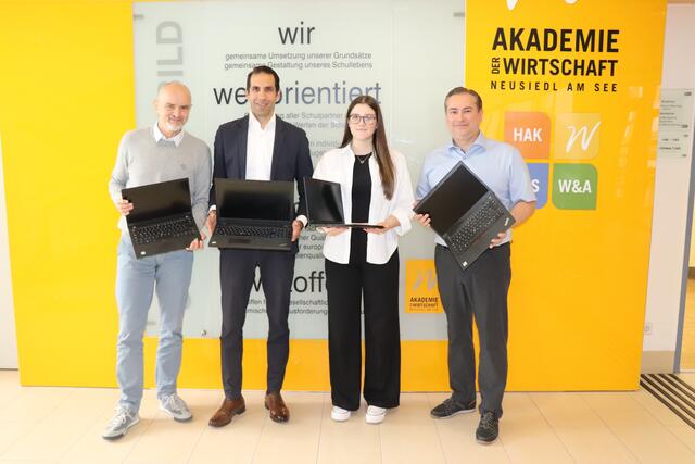 von links: Heinz Josef Zitz, Stephan Sharma, Lea Sommer (Schulsprecherteam), Dir. Hannes Nitschinger

