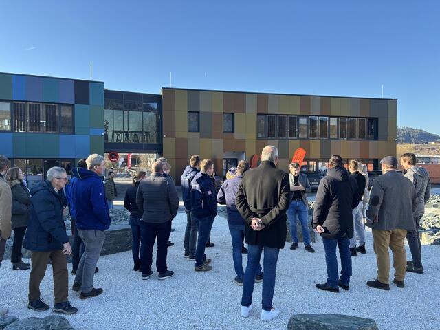 Präsentation des neuen Sonnenkraft Campus - Eine visionäre Architektur mit einer eindrucksvollen Fassade aus farbigen PV-Modulen, die Design und nachhaltige Energiegewinnung vereint. | Foto: Sonnenkraft GmbH