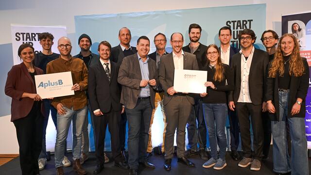 Landesrat Mario Gerber (mitte, r.), StartUp.Tirol Geschäftsführer Marcus Hofer (mitte l.) und Prokuristin von StartUp.Tirol Lisa Spöck (l.) mit den Startup-Teams beim zweiten StartUp.Tirol Demo Day. | Foto: Standortagentur Tirol