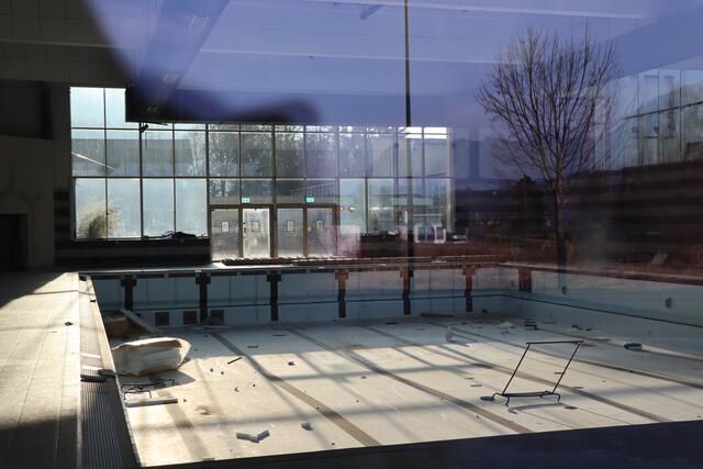 Das einstige Hallenbad in Wörgl liegt schon seit Jahren auf dem Trockenen.  | Foto: Nimpf