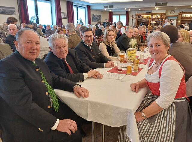 Tisch mit Ehrengästen. | Foto: Breitenberger
