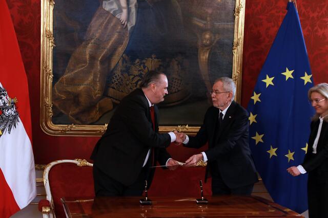 Van der Bellen dankt Doskozil für die "guten Gespräche und Zusammenarbeit" bei seiner Angelobung zum Landeshauptmann im Burgenland.  | Foto: Landesmedienservice / Hans Christian Siess