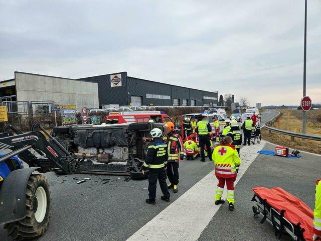 Vor Ort wurden Straßensperrungen durchgeführt. | Foto: Berufsfeuerwehr Klagenfurt