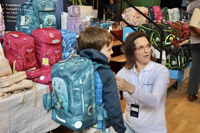 Eltern konnten sich über die optimale Passform und gesundheitliche Aspekte informieren, während die Kinder die Taschen direkt ausprobieren und ihre Favoriten auswählen konnten. | Foto: Alejandra Ortiz