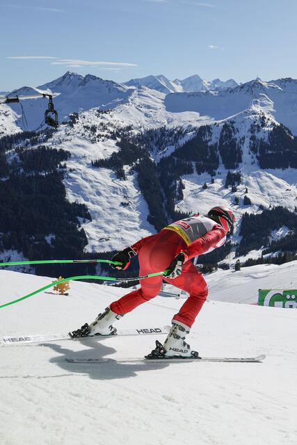Im Bild: Vincent Kriechmayr aus Österreich beim Start | Foto: Land Salzburg / Franz Neumayr