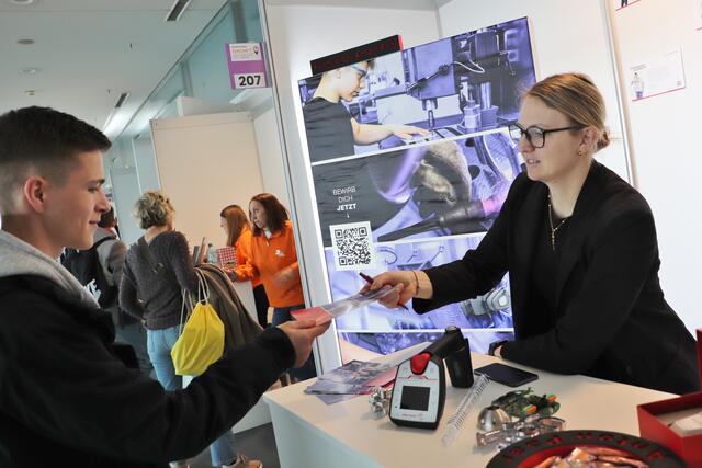 Jessica Magg ist Lehrlingsbeauftragte bei Anton Paar. "Beim Bewerbungsgespräch sollten Jugendliche schon etwas über die Firma wissen, das macht einen guten ersten Eindruck, den Rest sieht man beim Schnuppern". | Foto: Edith Ertl