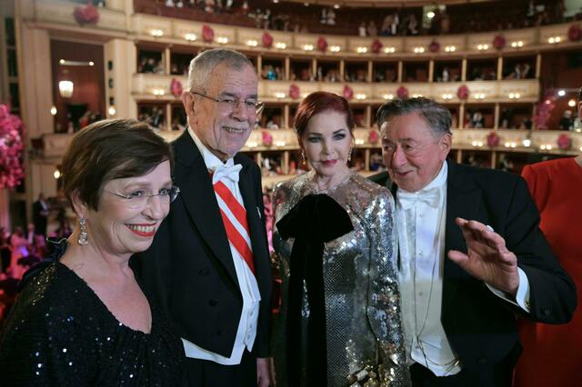 Politik und Prominenz am Opernball 2024: Die Liste der hochkarätigen Gäste ist lang. Im Netz amüsiert man sich derweil über den Ball der Bälle. | Foto:  ROLAND SCHLAGER / APA / picturedesk.com