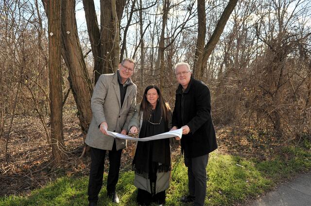 Die SPÖ Floridsdorf mit Bezirksvorsteher Georg Papai, Klubvorsitzenden Barbara Cermak und Gemeinderat Gerhard Spitzer (v.l.n.r.), will mit einem Mehrheitsantrag in der Bezirksvertretungssitzung den Park in der Koloniestraße vergrößern. | Foto: BV21