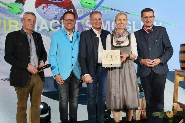 V.l.: Heinrich Schaller, Generaldirektor der Raiffeisen-Landesbank OÖ, Klaus Kumpfmüller, Präsident des OÖ. Landesskiverbandes, Landeshauptmann Thomas Stelzer, Roswitha Stadlober, Präsidentin von Ski Austria, und Wirtschafts- und Sport-Landesrat Markus Achleitner. | Foto: Land OÖ/Maringer