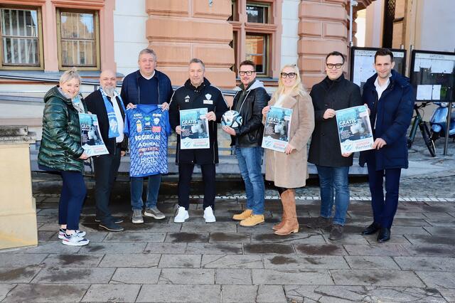 Vbgm. LAbg. Lukas Schnitzer, Einkaufsstadt-Vorstandsmitglieder und Vertreter des TSV Hartberg Fußball laden am 1. März 2025 zum kostenlosen Besuch des Heimspiels gegen den WAC ein. | Foto: zVg