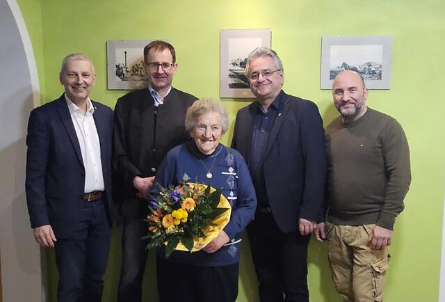 Prominenz und Familie gratulierten. | Foto: Gemeinde