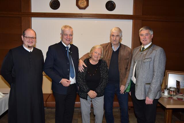 Franz und Maria Ottenschläger feierten ihre Goldene Hochzeit (50 Jahre).

Foto: v.l.n.r.: Pater Vitus, Bgm. LAbg. Anton Kasser, Maria und Franz Ottenschläger und Vizebgm. Leopold Kromoser. | Foto: Marktgemeinde Allhartsberg