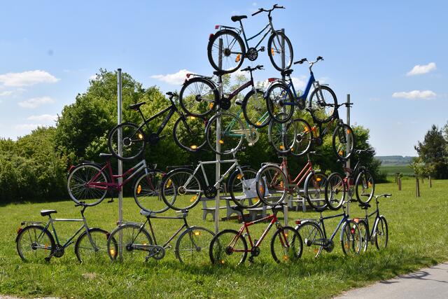 Ein Hingucker - die Radpyramide am Bahntrassenradweg bei Rechnitz. | Foto: Michael Strini