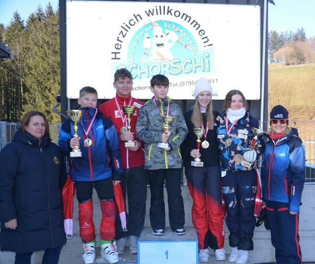 Tagessieger Ski- und Snowboard BM der Schulen: Lukas Fürst, Phillip Leonhartsberger, Maximilian Glisic, Sophia Schmalzer, Julia Hochstöger. Links MS Direktorin Silvia Höbarth, MS St. Georgen/Walde. 
 | Foto: privat