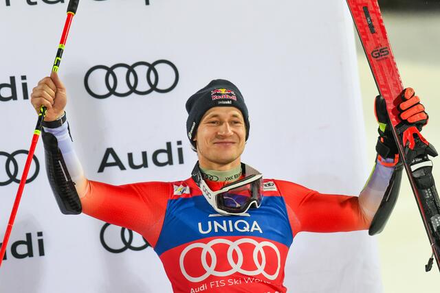 Marco Odermatt ist das Maß aller Dinge und krönt sich zum Weltmeister im Super-G. | Foto: Erich Spiess/ Red bull Content Pool