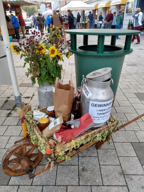 Gewinnspiel im Rahmen der „Herbstwochen der Nahversorger“ auf dem Bauernmarkt in Kremsmünster | Foto: Bauernmarkt Kremsmünster