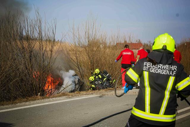 Der Lenker des brennenden Autos konnte sich selbst befreien. Die andere am Unfall beteiligte Person verstarb noch an der Unfallstelle. | Foto: Daniel Scharinger