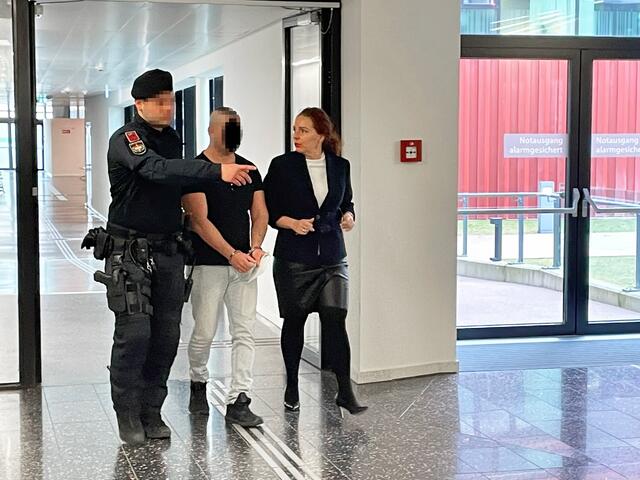 Der Angeklagte mit seiner Anwältin, Veronika Ujvarosi, auf dem Weg zu seinem Prozess. | Foto: Gernot Heigl