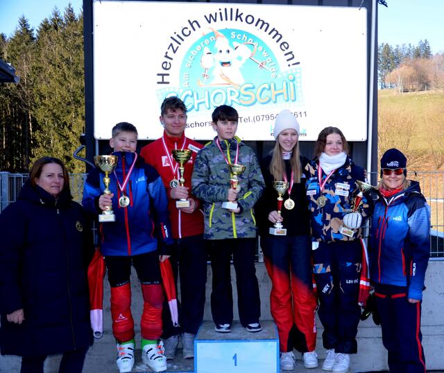 Tagessieger Ski- und Snowboard BM der Schulen: Lukas Fürst, Phillip Leonhartsberger, Maximilian Glisic, Sophia Schmalzer, Julia Hochstöger. Links MS Direktorin Silvia Höbarth, MS St. Georgen/Walde.  | Foto: privat