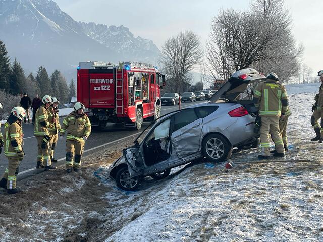Beide Fahrzeuge wurden beim Unfall schwer beschädigt. | Foto: ZOOM.Tirol