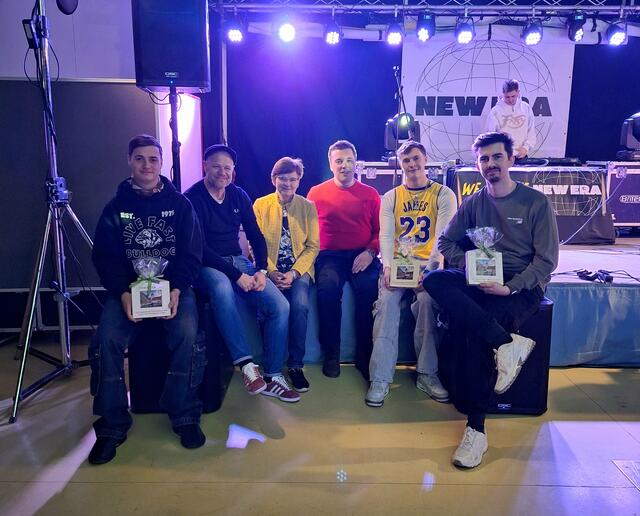 Die Kulturverantwortlichen der Stadt Leoben beim Hip Hop Festival in der Kunsthalle. v.li.: Pascal Egger, Markus Messics, Birgit Sandler, Johannes Gsaxner, David Konrad und Raphael Sailer  | Foto: Helga Gößwellner