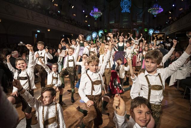 Wie jedes Jahr wurde die Kinderpolonaise zu einem der Höhepunkte.  | Foto: Zemasch