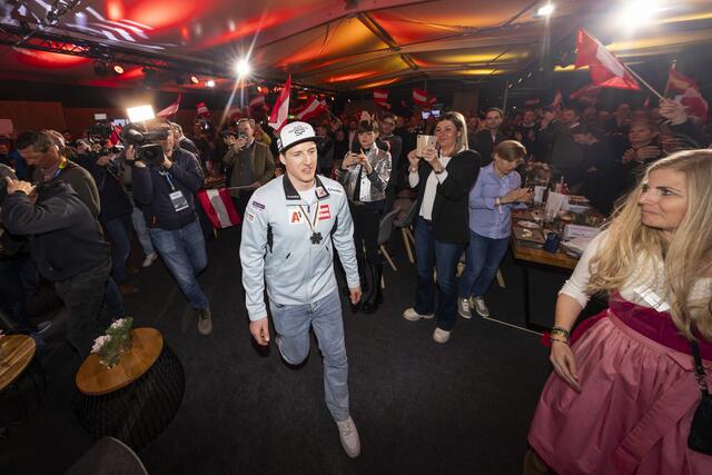 Der Tiroler Silbermedaillengewinner Raphael Haaser wird beim Weltmeisterempfang im Rahmen des St. Anton Abends im Home of Snow mit lautem Jubel und feierlicher Stimmung empfangen. | Foto: Hetfleisch