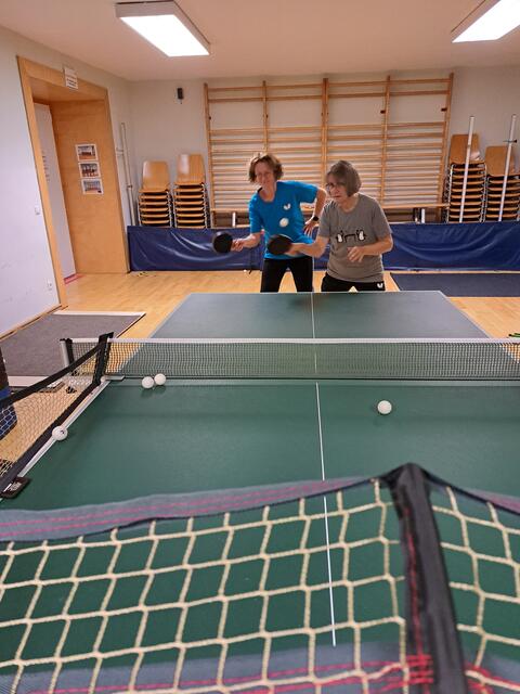 Brigitta und Renate beim Robotertraining 