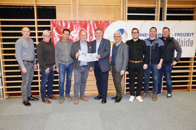 Der Vorstand der EEG Lungitztal rund um die Bgm. Andreas Hofer (4. v. l.) und Günter Müller (5. v. l.) mit Gemeindevertretern aus St. Johann in der Haide. | Foto: Alfred Mayer