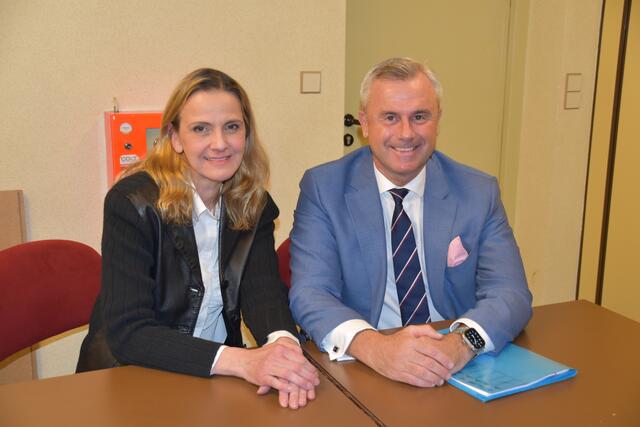 Norbert Hofer (rechts, mit Dagmar Belakowitsch) zog als neuer Klubobmann der FPÖ in den Landtag ein. | Foto: Michael Strini