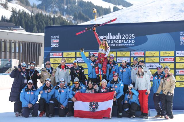 Die Silbermedaillengewinnerin Mirjam Puchner aus Sankt Johann im Pongau mit dem ÖSV-Team. | Foto: Land Salzburg / Franz Neumayr
