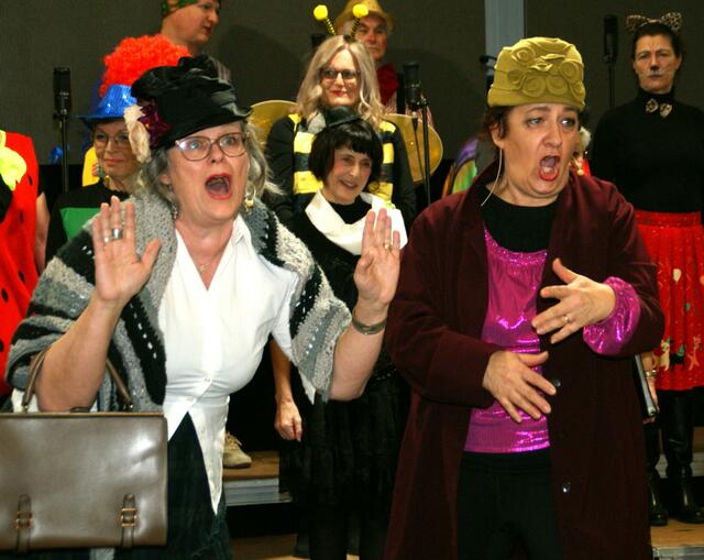 Anita Würkner und Elisabeth Brunner als "Dorftratschn" | Foto: Anna Kaufmann