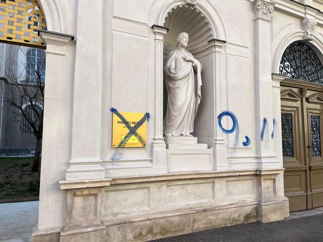 Gestern Nachmittag wurde die Fassade des Bio-Urnenfriedhof "Paradies am Dom" verunstaltet | Foto: MeinBezirk.at