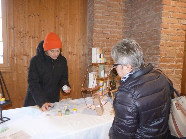 Im Gespräch zwischen regionalen Verkäuferinnen und Besucherinnen erfuhr man mehr über die Herstellung, sowie die Verwendung der Produkte. 