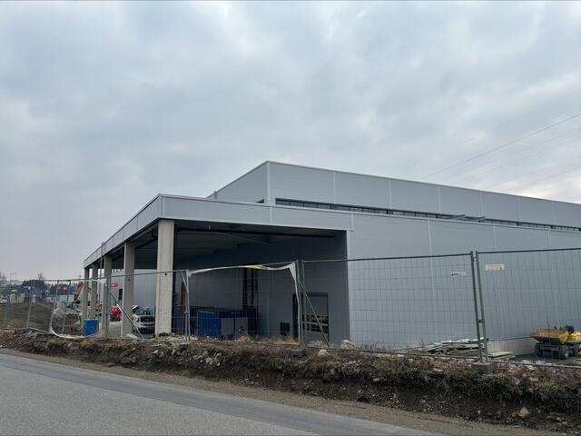 Mit einer beeindruckenden Gesamtfläche von 4.400 m² sowie einem zusätzlichen Vordach von 650 m² stellte dieses Projekt eine große Herausforderung in Bezug auf Organisation und Bauzeit dar.  | Foto: MeinBezirk/Cornelia Riedler