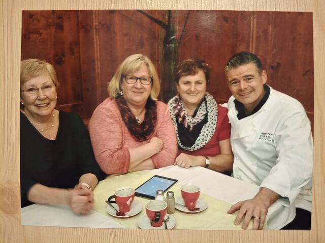 Doch was die wenigsten wissen: Andi Wojta hat einen großen Bezug zum Waldviertel. Denn seine Mama Gertrude stammte aus Vitis. Er selbst wuchs in der Nähe von Wien auf, war aber als Kind jedes Wochenende in Vitis und verbrachte daher viel Zeit im Bezirk Waidhofen.