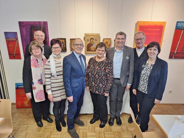Helmut und Maria Loder sowie Maria Pichler mit Hans Perstling, Erika Sammer-Ernszt vom kath. Bildungswerk, Bgm. Erich Gosch und Vzbgm. Christa Modl sowie Pfarrer Edi Muhrer bei der Vernissage. | Foto: privat