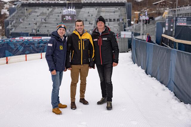 Florian Phleps (Projektleiter der Ski WM Saalbach 2025 im ÖSV), Alexander Aichhorn (Verkaufsleiter von TechnoAlpin Österreich), Manfred Bachmann, Geschäftsführer der Hinterglemmer Bergbahnen -  | Foto: Andreas Putz